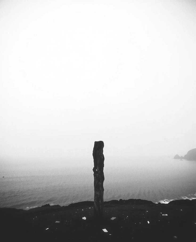 Lansekap minimalis dengan efek kabut dan kontras tinggi